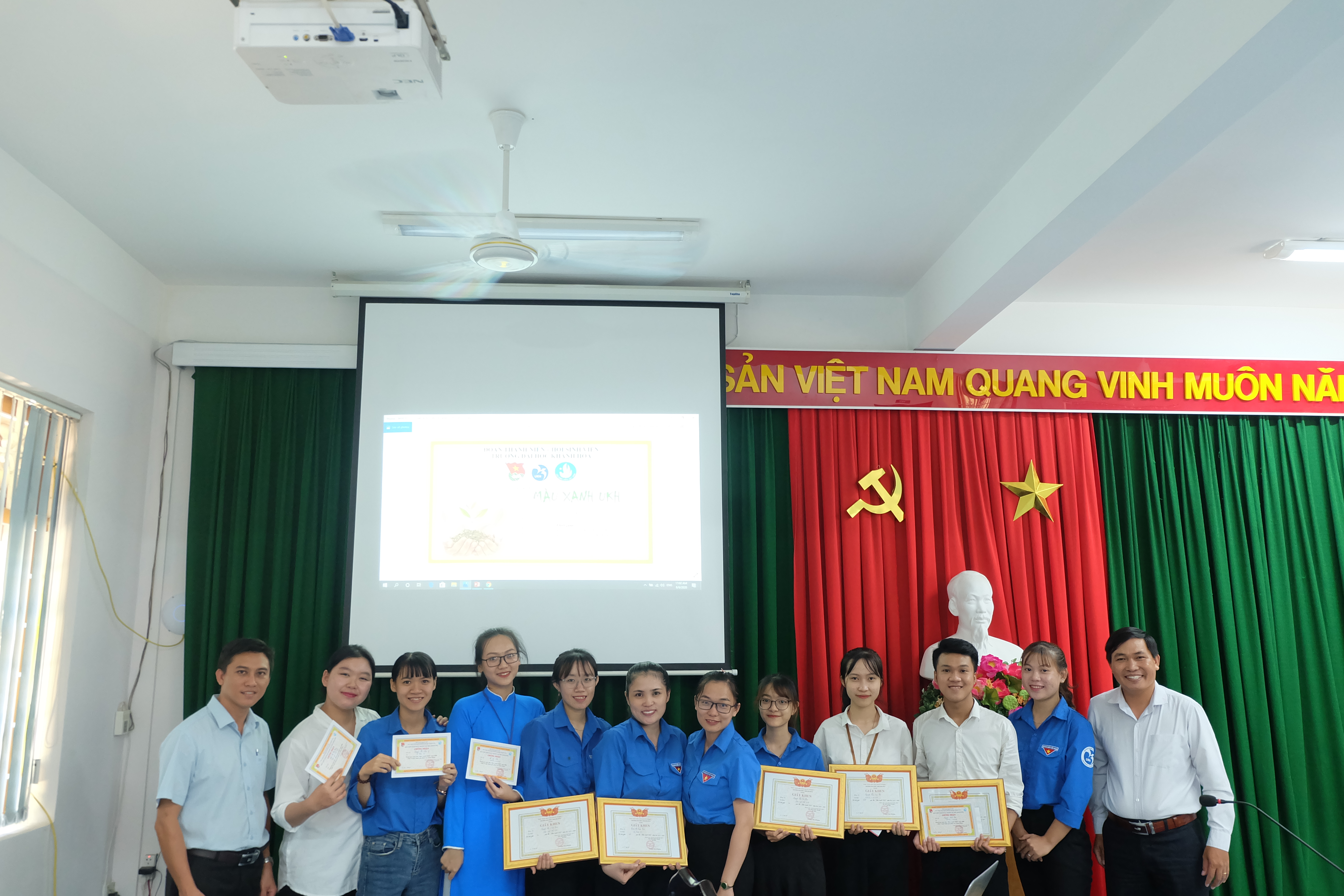 Chụp hình cùng BTC cuộc thi Chụp hình cùng BTC cuộc thi