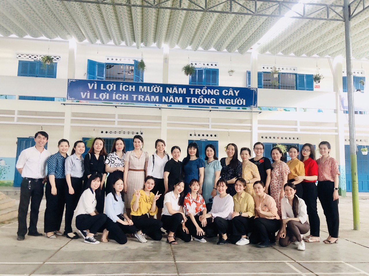 Chụp hình lưu niệm cùng Ban chỉ đạo TTSP và giáo viên hướng dẫn Chụp hình lưu niệm cùng Ban chỉ đạo TTSP và giáo viên hướng dẫn